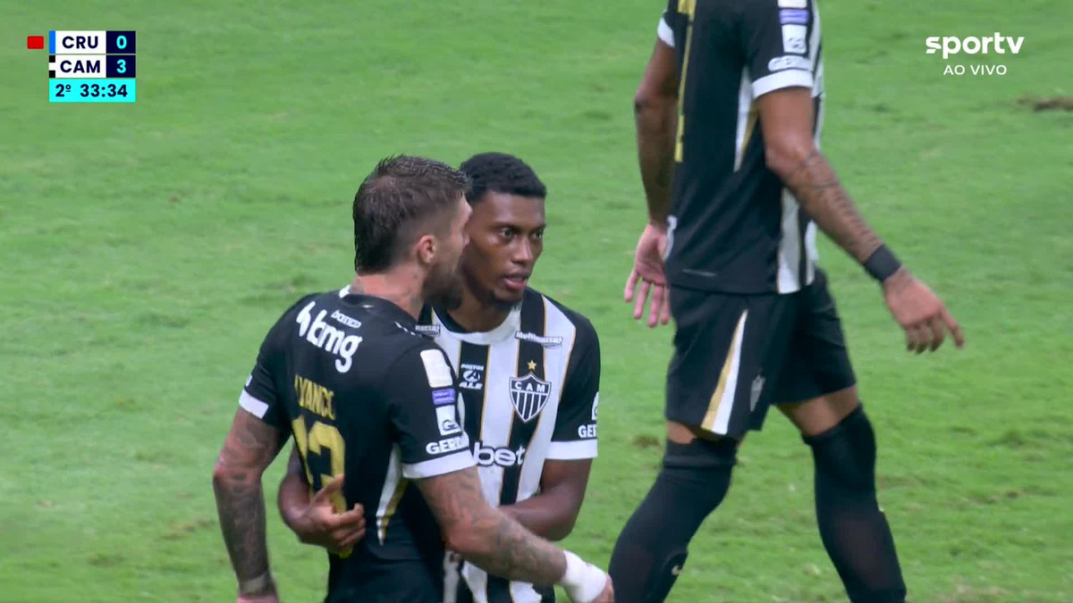 😳🇧🇷 La patada que tiró Lyanco, ganando 3-0 y con su equipo con DOS JUGADORES MÁS, es INSÓLITA. Su propio compañero Renan Lodi SE CALENTÓ con él por la expulsión y SE PUSIERON CARA A CARA. ⚠️