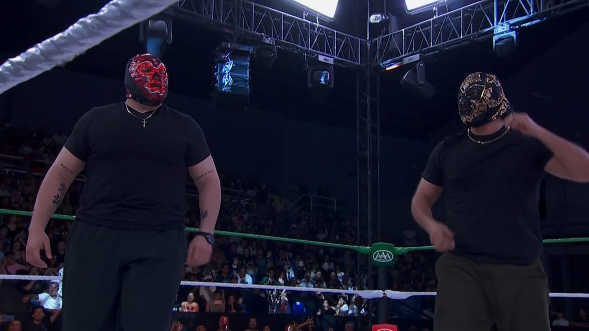 WHAT A MOMENT!! Galeno comes to the rescue of his brother, El Hijo de Dr. Wagner Jr. 🤝