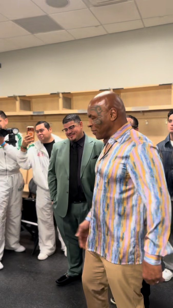 The co-sign of all co-signs. ✍️🔥 Mike Tyson giving David Benavidez that final bit of motivation before he steps into the fire #BenavidezZurdo: Order NOW on PPV 👉