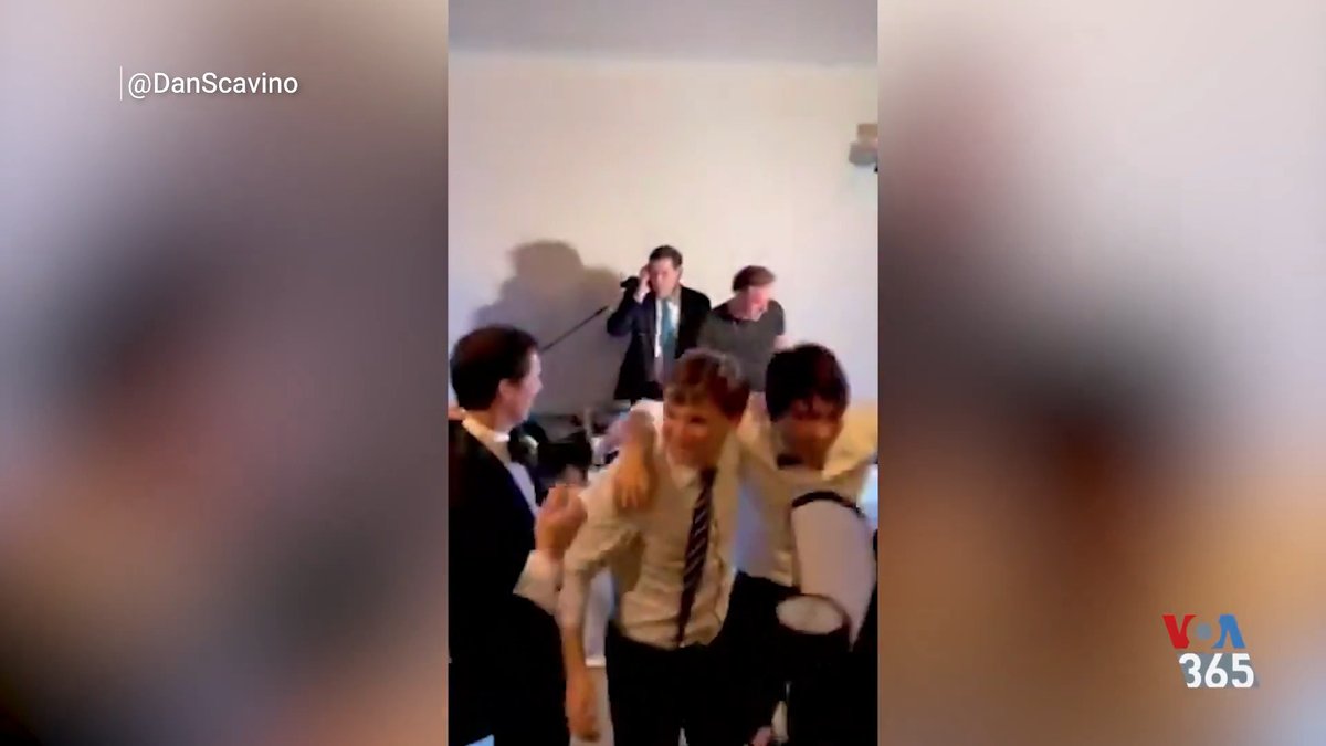 ⚡️مارکو روبیو وزیر خارجه آمریکا، در «پشت صحنه» یک جشن عروسی ویدیوی منتشر شده در شبکه‌های اجتماعی مارکو روبیو، وزیر امور خارجه آمریکا را در یک جشن عروسی خانوادگی نشان می‌دهد که لحظاتی نقش یک دی‌جی را ایفا می‌کند