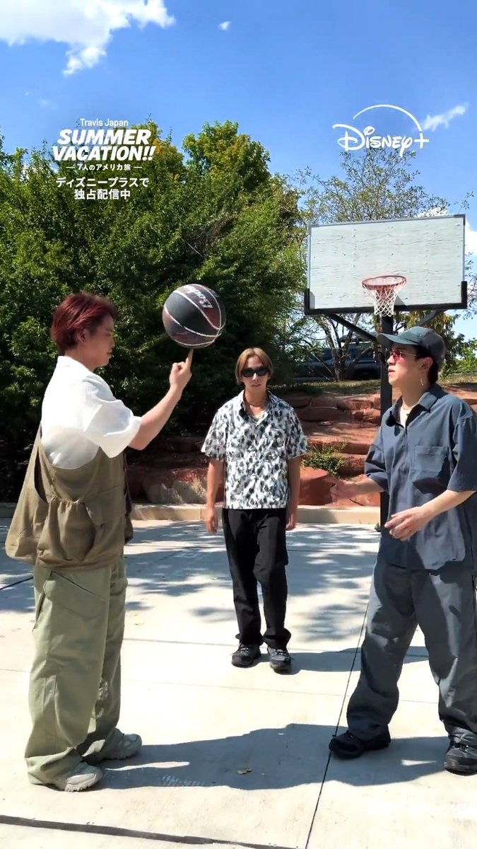 #トラジャサマバケ から 🏀バスケを楽しむ(?) ❤️#宮近海斗 さん💚#中村海人 さん 💛#吉澤閑也 さん の動画到着📹 3人のやり取りに クスッときたら«いいね♡» 感想は引用投稿へ✍️ 『Travis Japan Summer Vacation!! ―7人のアメリカ旅―』 #ディズニープラス で1〜3話独占配信中🐯