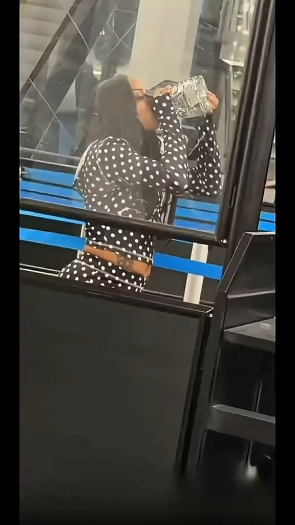 امرأة كانت مسافره ومعها زجاجة كحولية بحجم 750 مل في حقيبتها وأثناء دخولها المطار وقفوها أمن المطار ورفضوا يخلونها تمر بسبب قيود السوائل ومسموح لها 100 مل المرأة بدل ما ترمي الزجاجه قامت بشربها كلها أثناء وقوفها في التفتيش قبل ما تركب الطائرة الزجاجه ذي اسمها تيكيلا وتعادل 17 مشروب كحولي