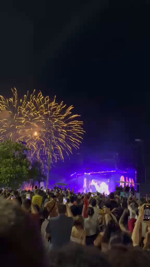 imagens exclusivas enviadas pelo ex-marido no final do show da Shakira (o desgraçado tá lá in loco, 5h em pé!!!) enquanto eu tô aqui com a lombar fodida pq fiquei 2h sentado no boteco vendo o jogo do Botafogo q ódio