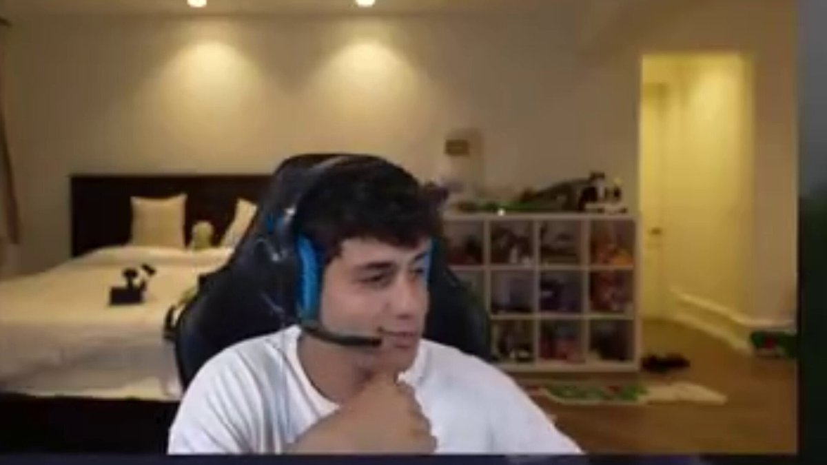 StableRonaldo shouts out Marlon for taking a last minute flight just to be with the boyz🥹 "Marlon is THE fking GOAT... He flew to LA just to this first stream and flew right back"