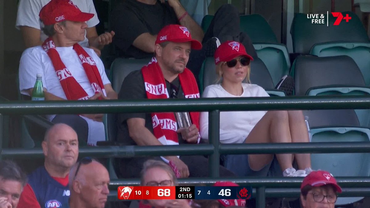 Sydney Sweeney's witnessing a generational Malcolm Rosas performance 🐐 #AFLSwansDees