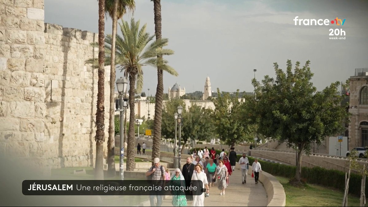 Une religieuse française a été violemment agressée à Jérusalem. Dans une vidéo diffusée par la police israélienne, on la voit être jetée au sol et rouée de coup par un homme. La religieuse n'a été que légèrement blessée mais elle très choquée. #JT20h