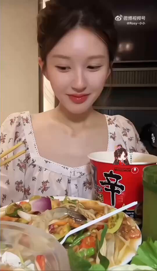 🥬 #จ้าวลู่ซือ เล่าเหตุการณ์โดนหอมแก้มที่สนามบิน ว่ามฟค.เรียก เธอคิดว่าอยากจะคุย สรุปโดนจุ้บแก้มไป 1 ที แถมย้ำขำๆว่า “ซนมาก“ ทิ้งท้ายว่า “ได้เปรียบแล้วนะ” พร้อมแซวตัวเอง “ดาราดังคนไหนฉวยโอกาสแฟนคลับกันนะ” // ต้องชื่นชม ลู่ซือ แสนดีมาก และโต้ตอบด้วยความเป็นมิตร เป็นกันเอง