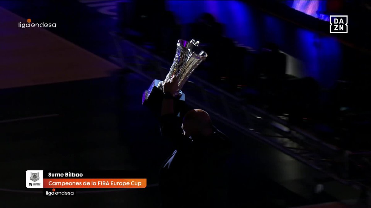 🏆 Esto sí que es una salida a cancha de quilates, Jaume Ponsarnau... ¡El TROFEO DE CAMPÉON de la FIBA Europe Cup vuelve a brillar en el corazón de Miribilla! Qué momentazo, CAMPEONES 👏 #LigaEndesa