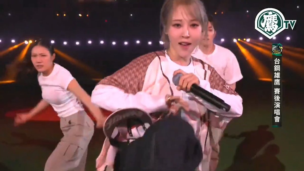 blonde & hand mic hertz 🥵 — #문별 #MOONBYUL
