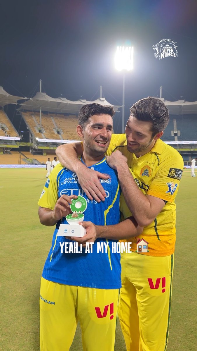 Yes Jamie, he is flying! 🥳 Wickets & dots, keeping it eco 👌 #WhistlePodu #CSKvMI
