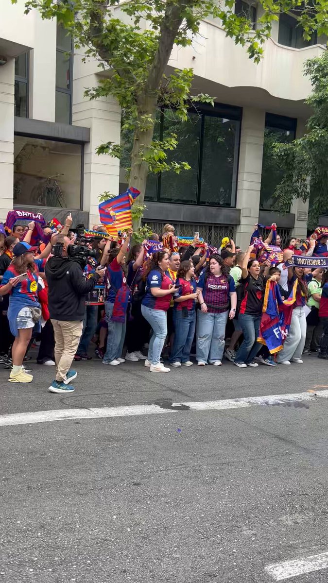 Gritos de alemán el que no bote en la llegada del Bayern de Múnich al Camp Nou Radio MARCA