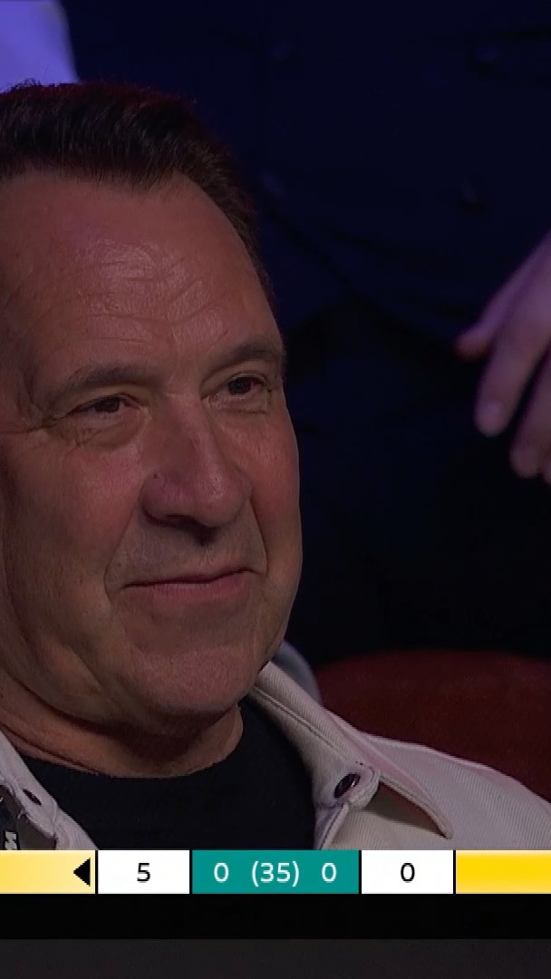 The crowd are in safe hands with David Seaman in attendance at the snooker final! 🧤😅