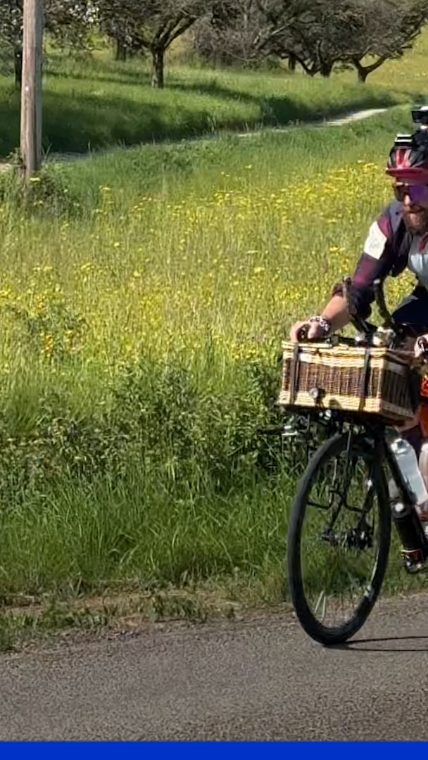 "C’est un bel exemple pour beaucoup de personnes" Ancien obèse, Thomas Billot se lance le défi de parcourir 25.000 km à vélo en passant devant tous les McDonald’s de France sans jamais s’y arrêter Notre reporter Robin Bernaud l’a accompagné lors de son départ à Arbois (Jura)