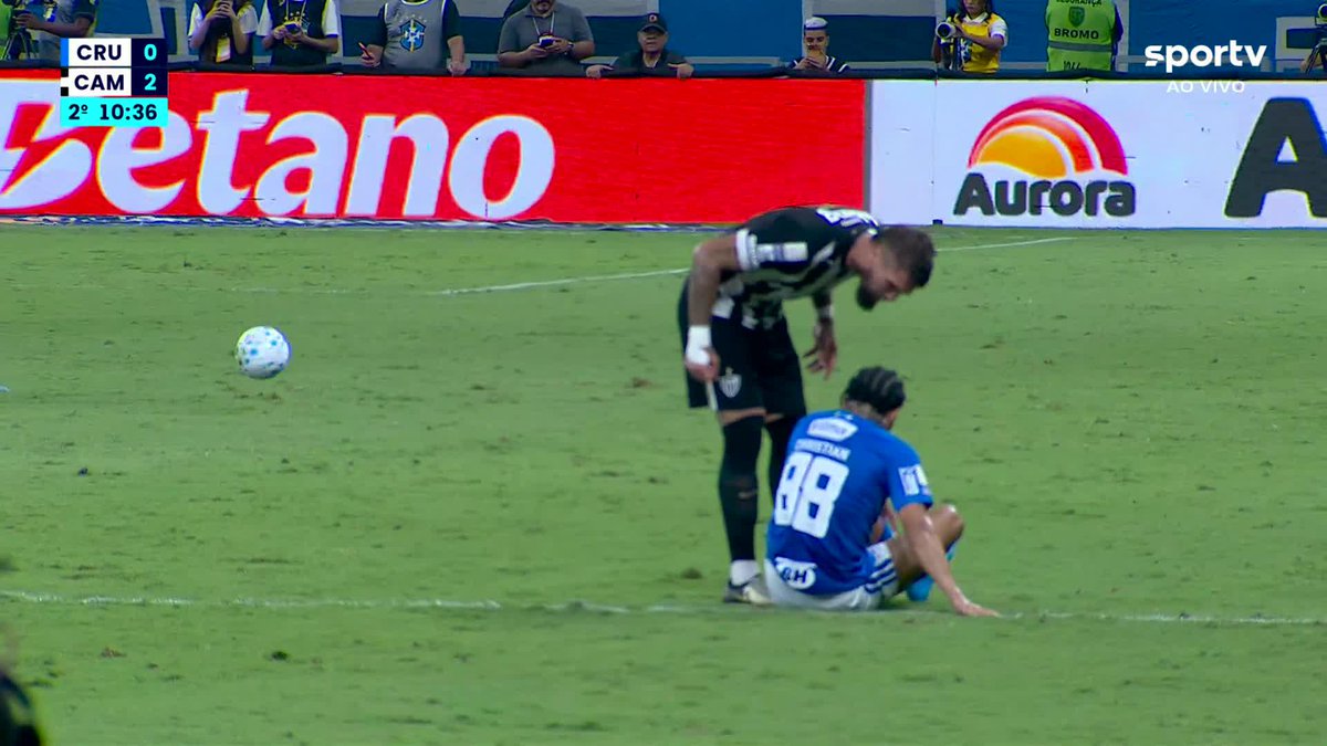 O Christian deixou o braço na cara do Lyanco. No Brasil existe a cultura de cair, chorar e expulsar o adversário. Que ele aprenda a cair e encenar porque é só assim que a arbitragem brasileira marca algo. Árbitros horríveis.