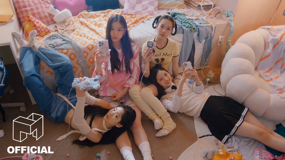 3 years ago today, +(KR)ystal Eyes debuted with their Mini Album ‘AESTHETIC’ with title track ‘Cherry Talk’