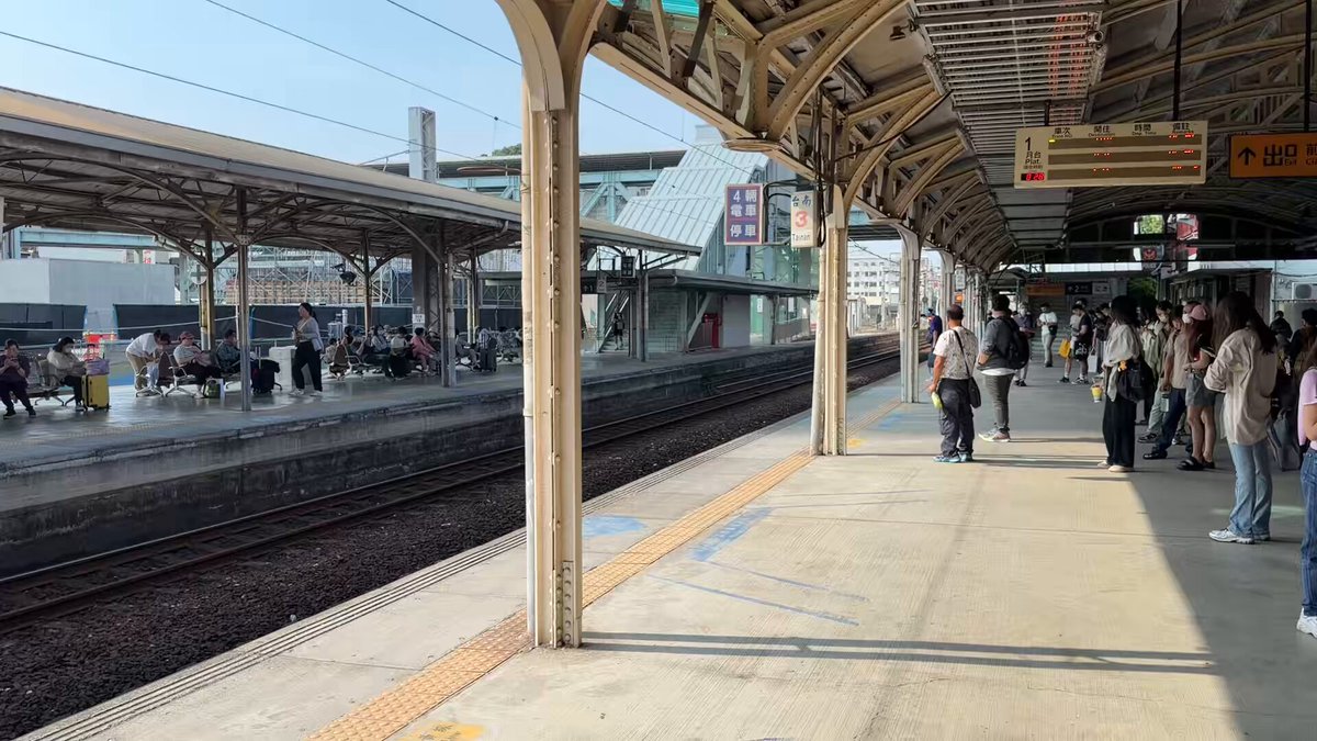台湾国鉄のプユマ号、台南駅に到着。 日本車両製の振り子型列車なのだけど、速い代わりに「ぐったりはくも」並に揺れるので、乗り物酔いしやすい人は避けた方がいい。