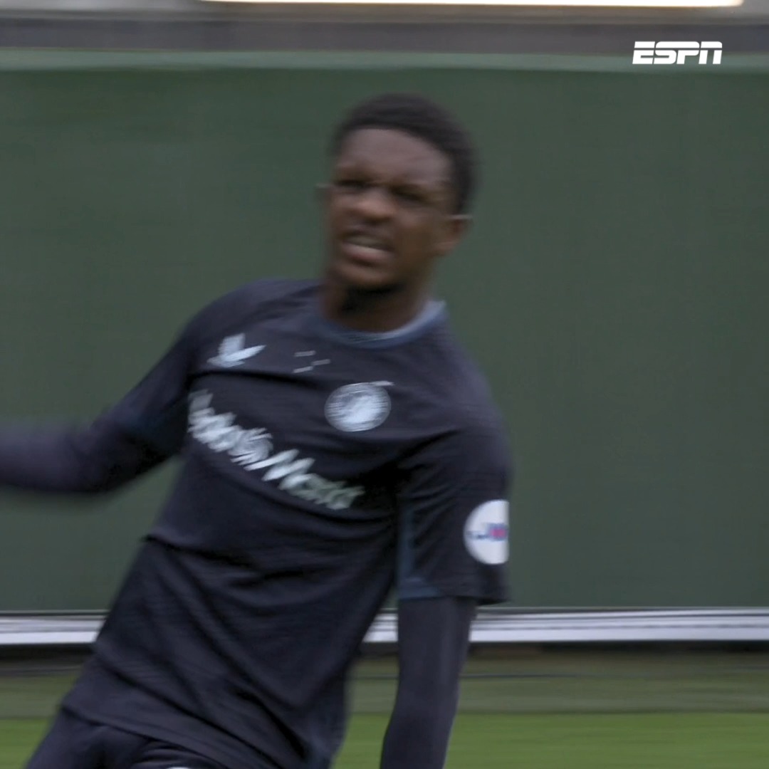 Givairo Read schiet via Justin Hubner raak en maakt comeback Feyenoord compleet! 😱 #forfey