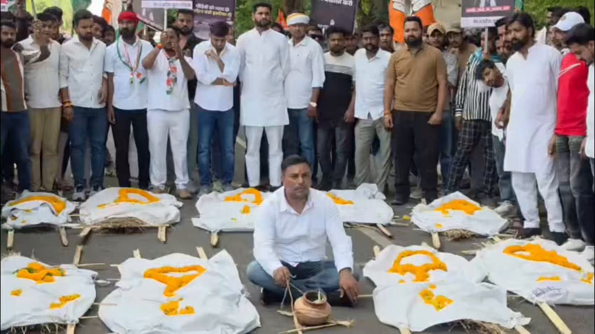 भोपाल की सड़कों पर पर्यटन मंत्री धर्मेंद्र लोधी के आवास के बाहर रखी ये "अर्थियां" गिन लीजिए... बरगी डैम में संस्थागत क्रूज हत्याकांड में हुई मौतों के पीछे खराब मौसम नही बल्कि मंत्री का भ्रष्टाचार था। डीजल क्रूज प्रतिबंधित होने के बाबजूद मंत्री ने रिश्वत लेकर आंखे बंद रखी, और नतीजा सामने है। मप्र युवा कांग्रेस का प्रदर्शन.. #धर्मेंद्र_लोधी_को_बर्खास्त_करो