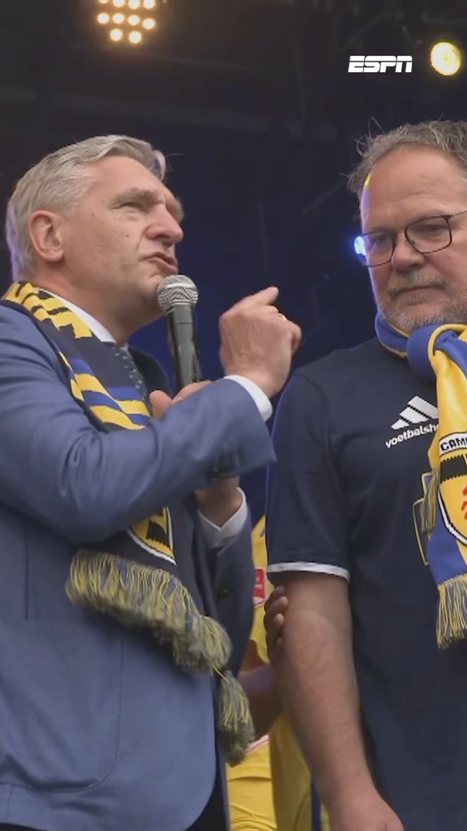 Henk de Jong door burgemeester Sybrand van Haersma Buma benoemd tot ereburger van Leeuwarden 💛