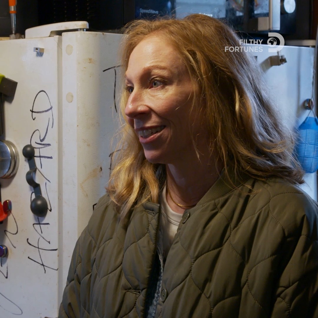 Could a fridge pulled from this hoard be hiding something TOXIC? Catch a new #FilthyFortunes tonight at 9:30P on Discovery.