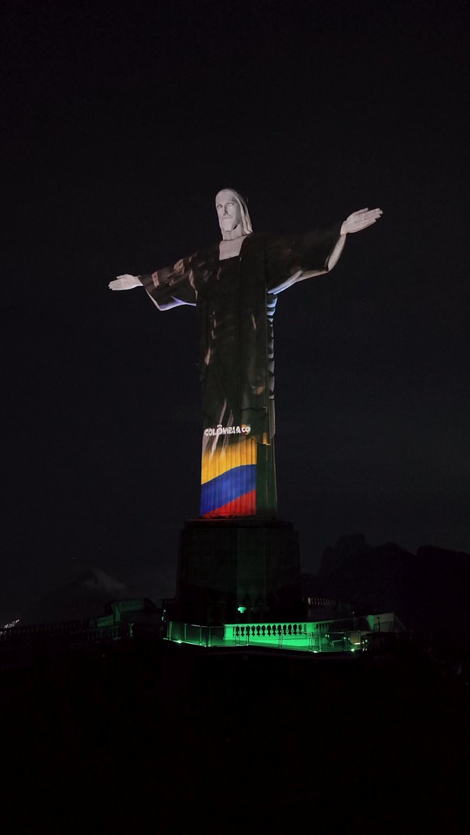 Desde Río de Janeiro, #ElPaísDeLaBelleza 🇨🇴 proyectó su esencia. 🌟 El Cristo Redentor se convirtió en el lienzo para mostrar la diversidad de nuestras regiones y fortalecer la conexión con Brasil, reafirmando nuestro compromiso de consolidar a Colombia como un destino y aliado estratégico en América Latina. 🌎 A Colômbia, #OPaísDaBeleza 🇨🇴