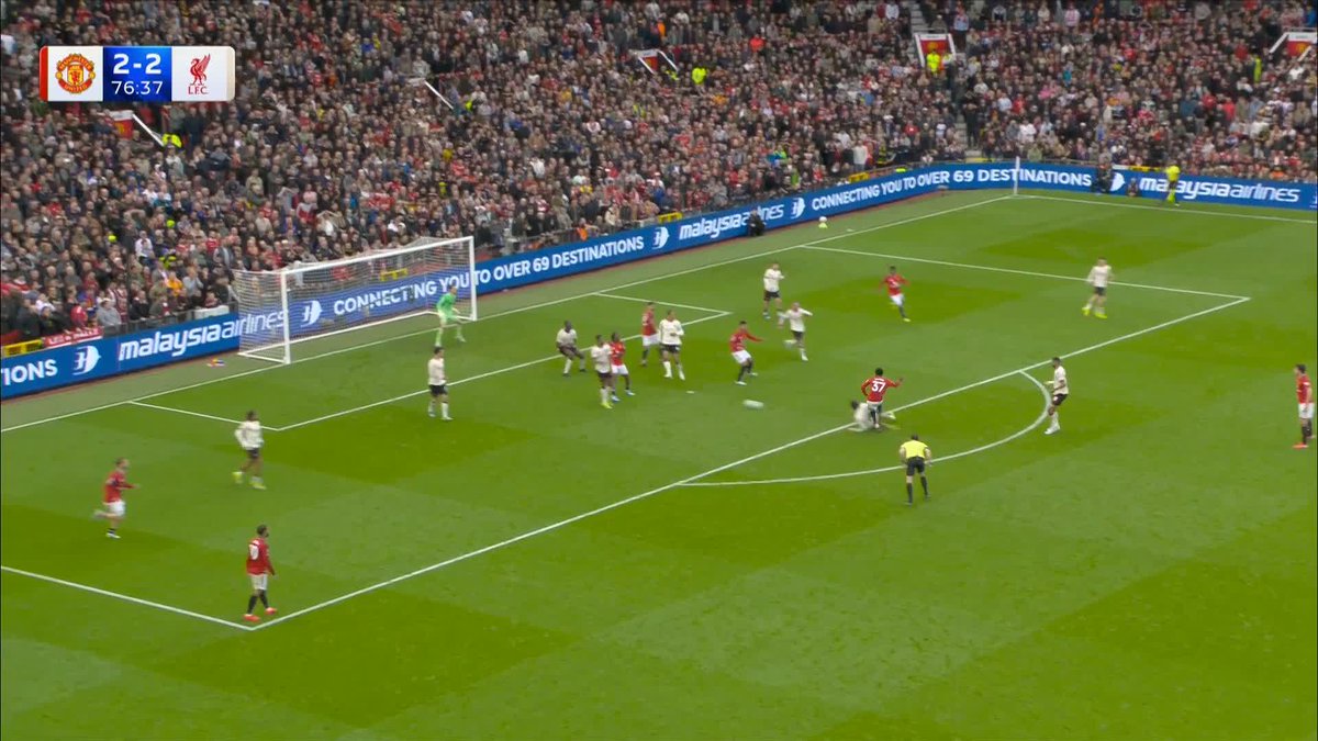 Kobbie Mainoo rattles it in at the Stretford End! 💥