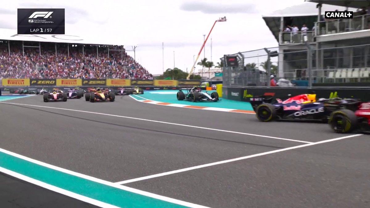 QUEL DÉPART 😱😱 CHARLES LECLERC PREND LA TÊTE DE LA COURSE🤯 MAX VERSTAPPEN SE SAUVE D'UN TÊTE-À-QUEUE ! La suite du Grand Prix sur CANAL+ 🍿 #MiamiGP #F1