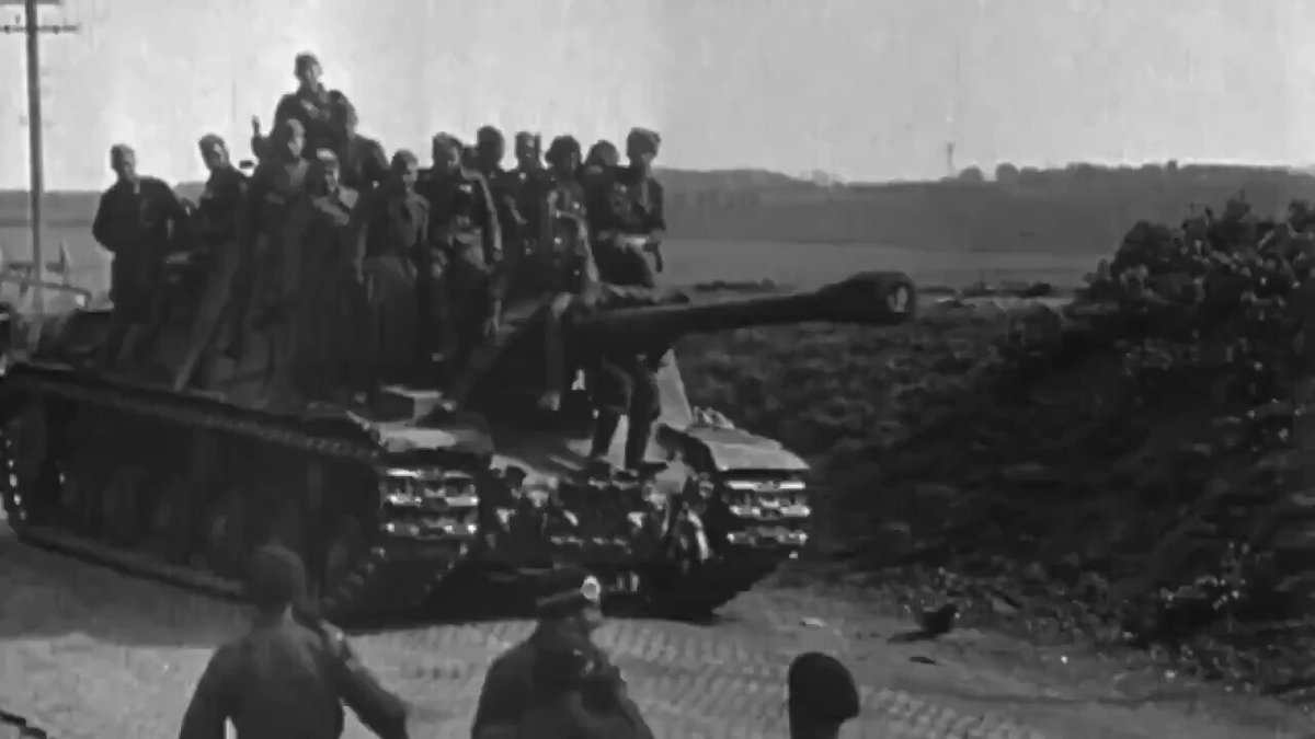 British and Soviet troops meet each other somewhere in central Germany, May 1945. A happy start of the upcoming Cold War. #WW2
