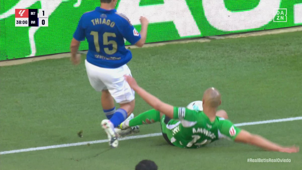 Lo de Amrabat a Thiago Fernández en el Real Betis - Real Oviedo🧐 Cordero Vega no señaló nada ni fue llamado por el VAR #LALIGAenDAZN ⚽