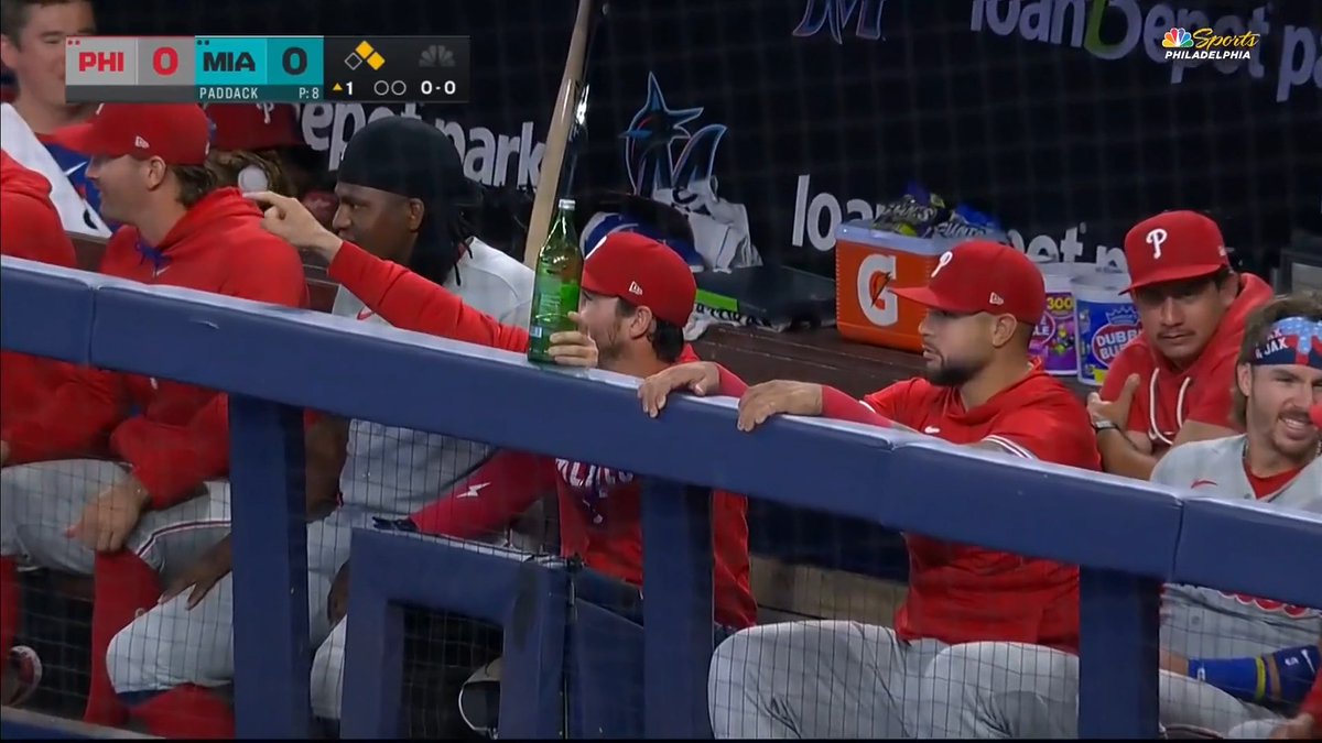 Phillies give Kyle Schwarber a round of applause after drawing a walk Schwarber had struck out 8 consecutive times entering today