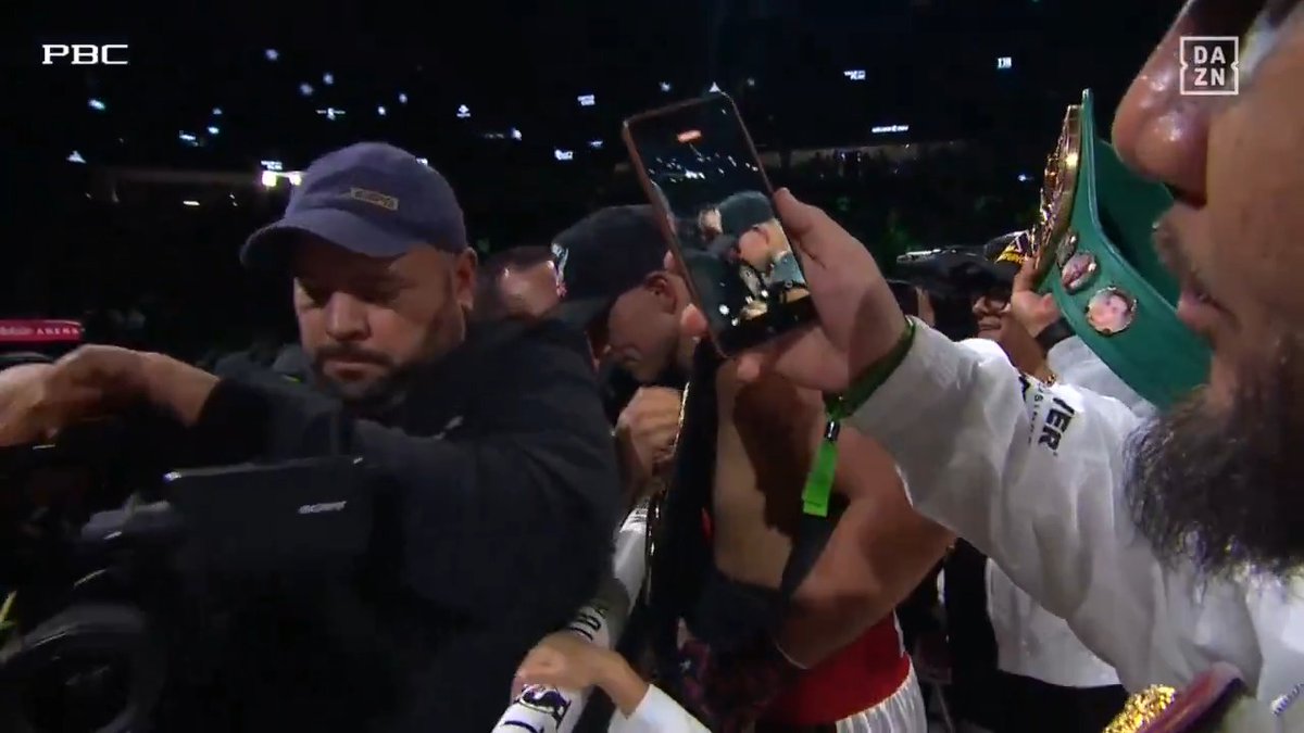 Mexican boxing legend Julio Cesar Chavez embraces David Benavidez after his win Saturday night 🇲🇽