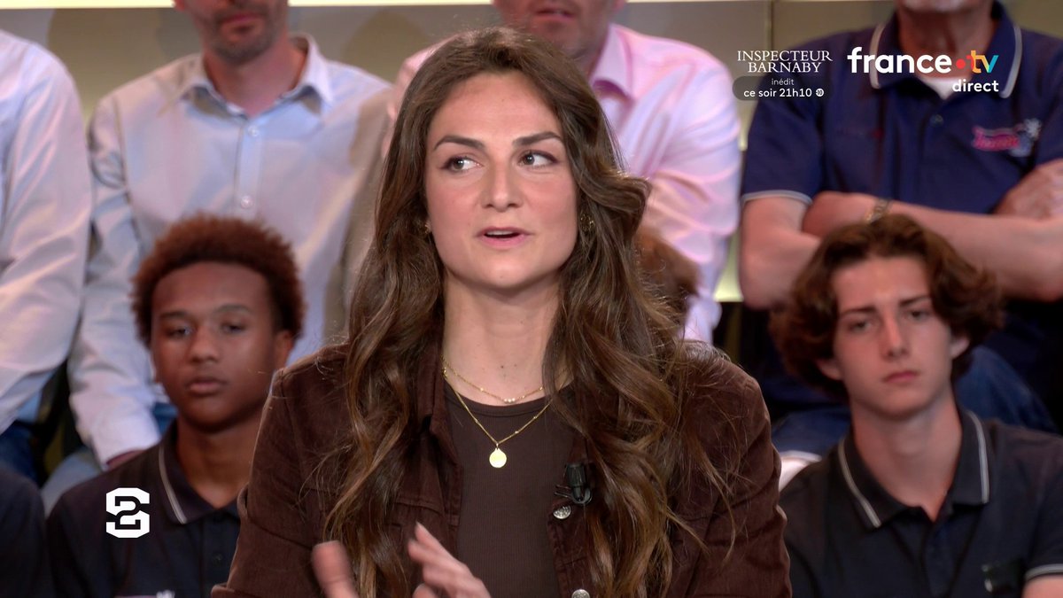#Stade2 | 🗣️ « C'est un honneur» Notre invitée Béryl Gastaldello revient sur son rôle de capitaine de l'équipe de France 🇫🇷 📺 Stade 2 en direct :