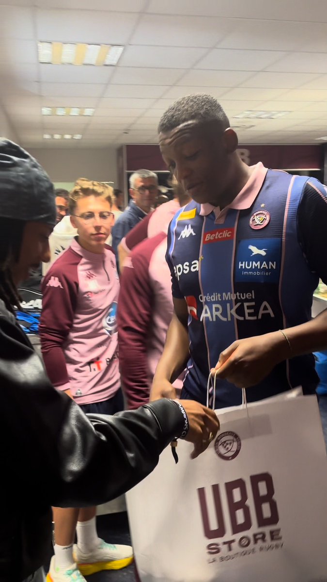 Jules Koundé in the dressing room 🔴🔵 The newest member of the UBB fan club 👕 #InvestecChampionsCup