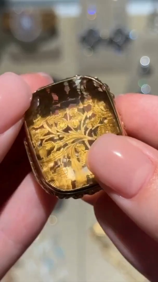Just superb! ✨ 1800s carved citrine vinaigrette. Tiny, radiant, and ridiculously elegant. Every time it opens, fragrance blooms through the pierced gold lid from a perfumed sponge.