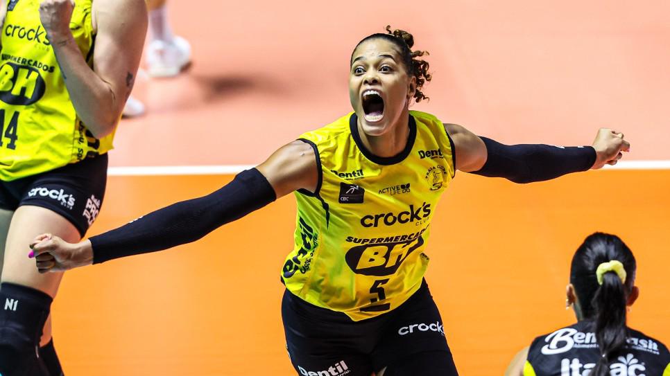 #Superliga 🇧🇷🏆: MVP OF THE SEASON 👑🔥 39 years young. Still unstoppable. 💛🖤 Captain of Praia Clube. Superliga champion. MVP of the season and best middle blocker. 🏆 Built for the biggest stage. When it matters most, Olympic champion Adenízia rises. 💥 📹 SporTV / VBTV 🏐 #Volleyball #Volei