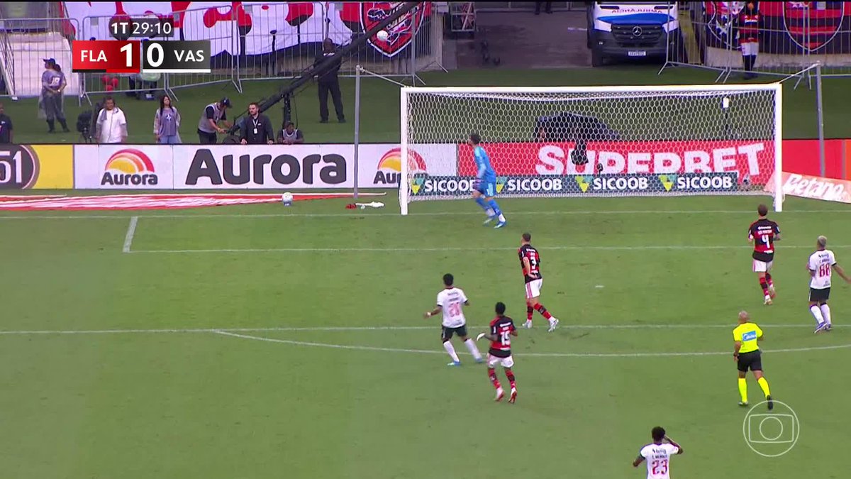 A chance desperdiçada por Brenner em Flamengo x Vasco. Roger Flores: "Aí não, né, Brenner?!" 🎥 TV Globo 📺 | ge