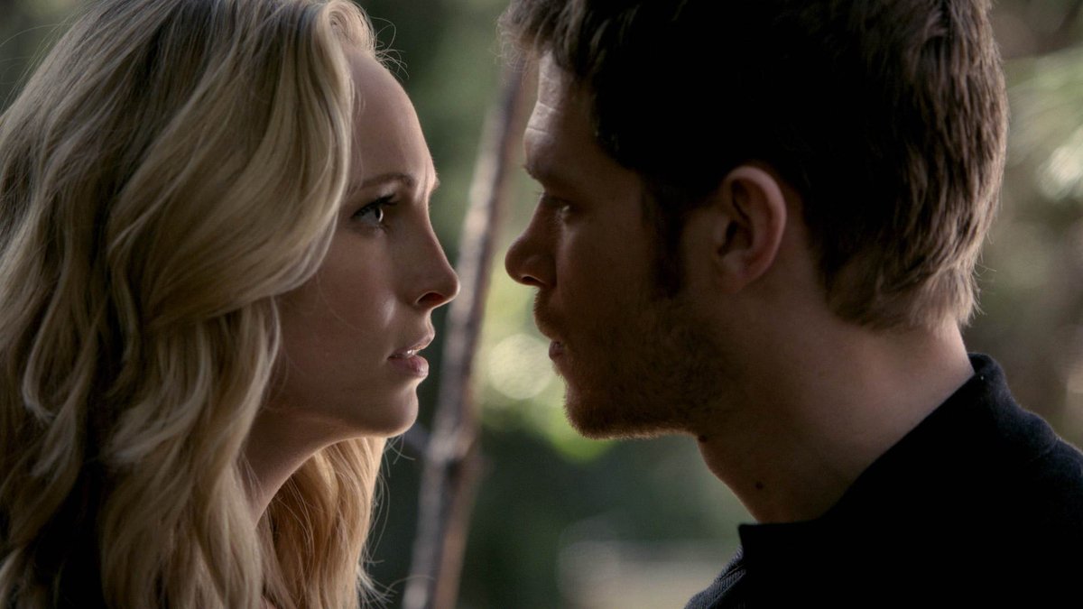 Essa cena do Klaus e da Caroline.