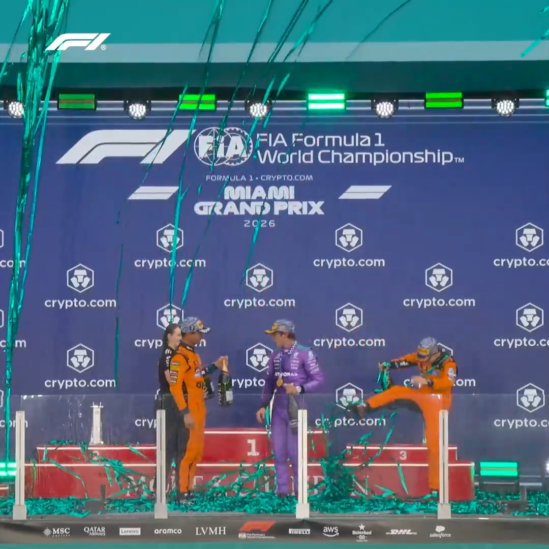 Oscar getting entangled in confetti was not on our Miami bingo card! 😆🎉 #F1 #MiamiGP