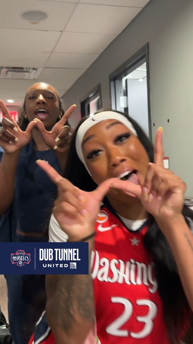 The rookies learning the routine 🥹 Dub Tunnel | United Airlines