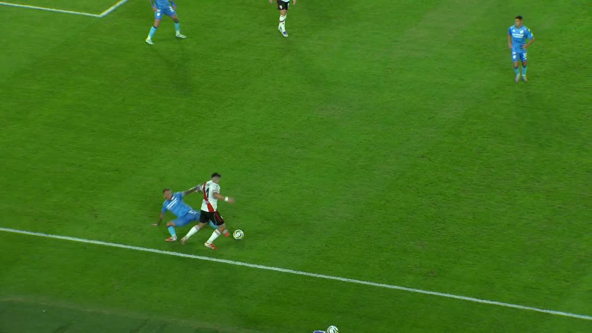 LA CALIDAD DE UN CAMPEÓN DEL MUNDO: el Huevo Acuña y un amague TOP para eludir a Renzo Tesuri en River-Atlético Tucumán por el #TorneoApertura.