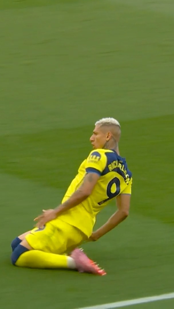 Richarlison rises highest! 🐦