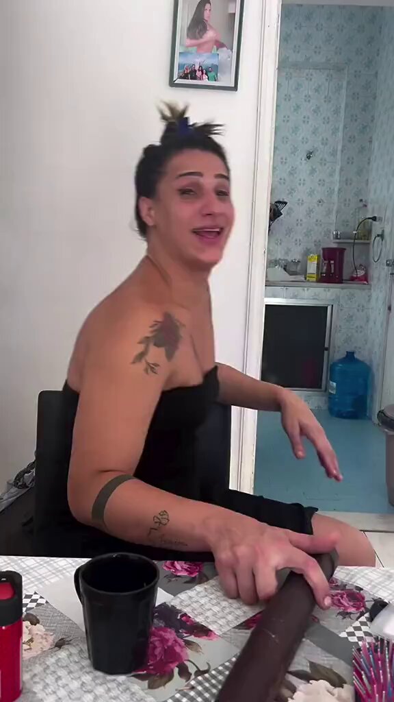 Olha como é "Delicada", quem acha que esse merd@ merece um Baculejo. Vamos deixar esse idiota famoso.