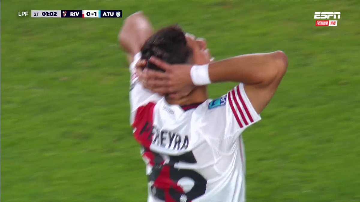 Primer pelota que toca Lautaro Pereyra, casi se inventa este golazo. Un escandalo.