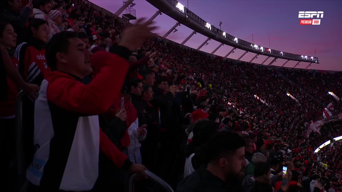 El iluminador tuve que meter juego de luces para disimular que el Monumental estaba al 60%. Es un papelón, es una vergüenza esto. Sentimos vergüenza.