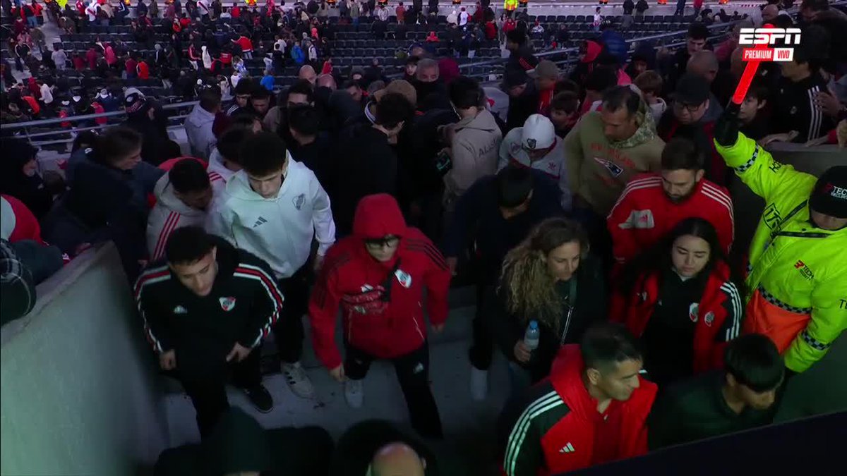 🗣️SILBIDOS para los jugadores de RIVER PLATE tras la derrota 0-1 ante ATLÉTICO TUCUMÁN.