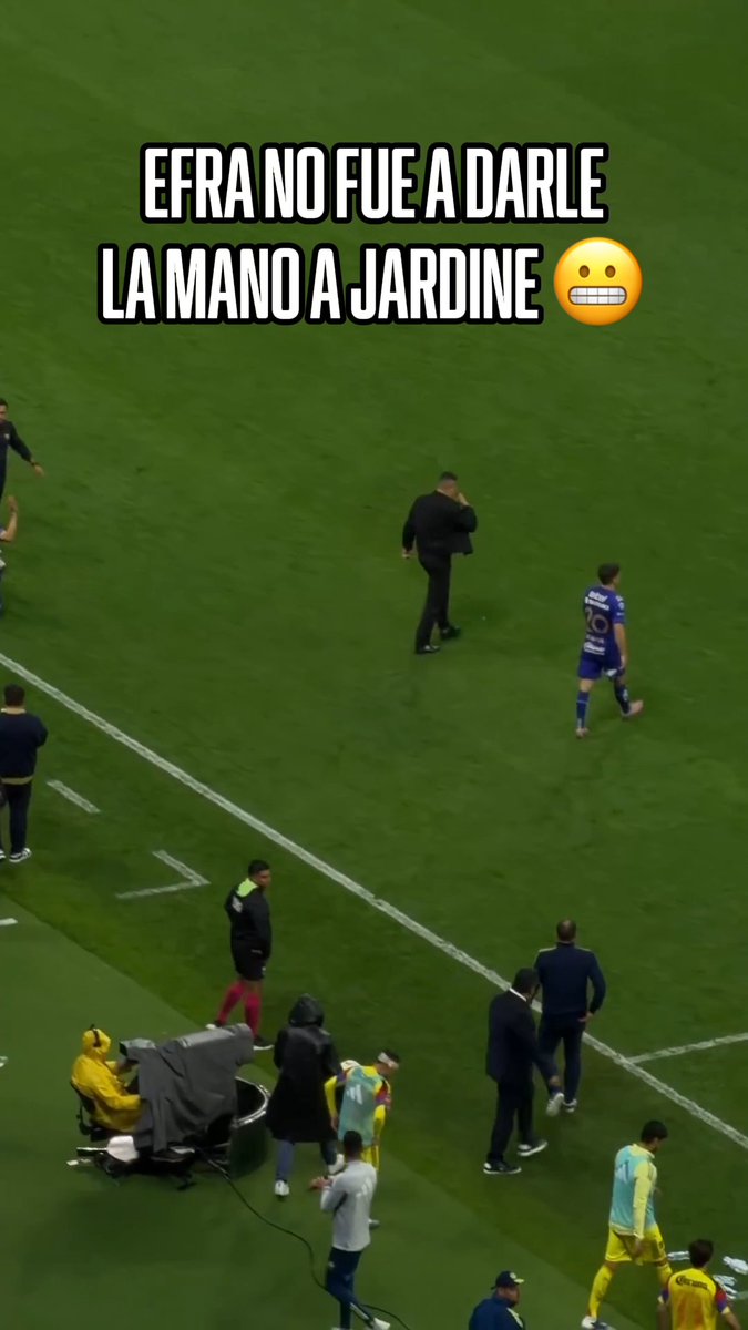 ¿SE LE OLVIDÓ O NO QUISO? 😳 👀 Al terminar el partido, Efraín Juárez saltó directo al campo, mientras Jardine iba caminando para darle la mano.