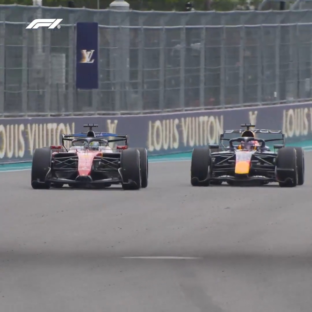 An impressive move around the outside from Verstappen... 🤯 But in the end the battle of the flippy-winged cars saw Leclerc retake the position! 😮‍💨👀 #F1 #MiamiGP