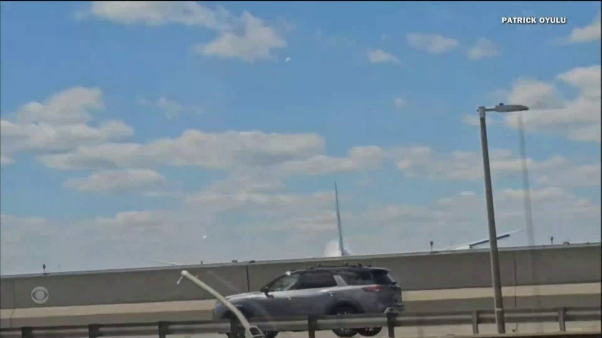 🇺🇸 | Una investigación está en curso después de que un avión de United Airlines chocara contra un poste de luz y una camioneta en la autopista New Jersey Turnpike mientras se disponía a aterrizar en el Aeropuerto Internacional Liberty de Newark.