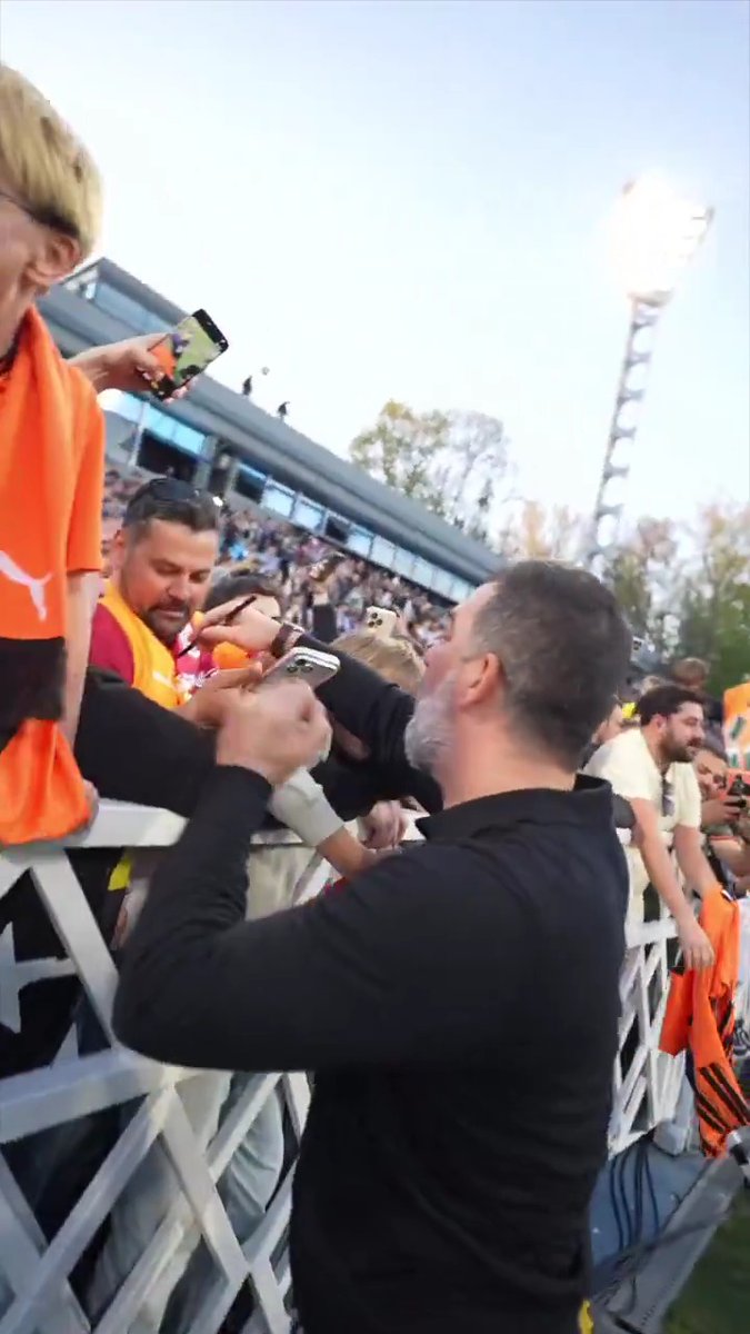 Galatasaraylı taraftarlar, Dinamo Kiev maçında Arda Turan'ı yalnız bırakmadı.