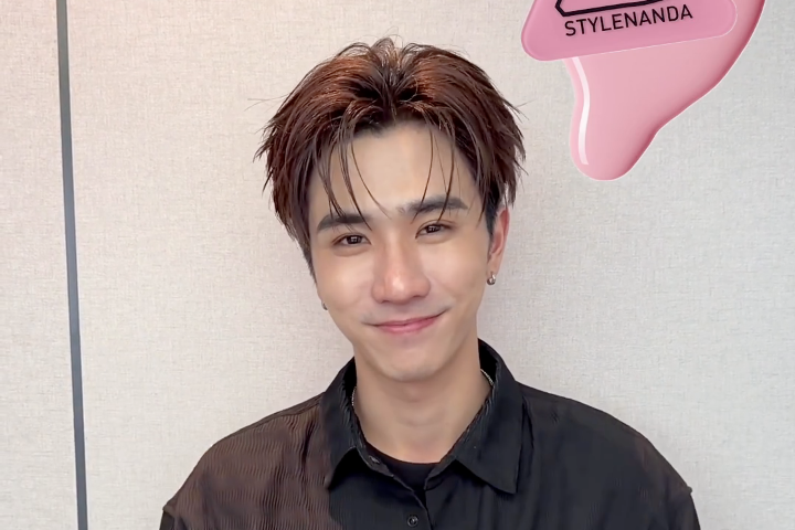ขอเสียงคนรักครูพบเมฆหน่อย!!🙌🏻 เตรียมช้อป 5.5 กับ ‘เพิร์ธ’ PERTHPPE 💖 รอบนี้ไม่มีคำว่าปากซีด ให้เพิร์ธพามาเลือกลิปตัวปัง ทั้ง Velvet Lip Tint Plush ลูกรัก และ Gummy Oil Tint ลูกคนใหม่ ดูโอ้คู่กันรับรอง ฉ่ำสวยเกินต้าน! 💄✨ พิเศษสุด 💘 สำหรับ 30 คนแรก มีสิทธิ์ลุ้นรับโพลารอยด์พร้อมลายเซ็นสดสุดเอ็กคลูซีฟด้วยน้า~ (รายละเอียดเพิ่มเติมใต้โพสต์) 📅 05.05.26/⏰ 19.00น. เวลาไทย/📍 Shopee Live 3ce 🧑🌾🥔 Thailand เริ่มเทรนด์พร้อมกัน 18.45 น. 🔑3CE PERTH LIVE #️⃣3CELipxPerth #ลิปออยล์ลีฟ #GUMMYOILTINT #VELVETLIPTINTPLUSH #3CETH #PerthTanapon #KDPPE
